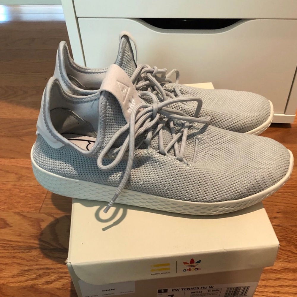 Pharrell William HU women’s tennis shoe